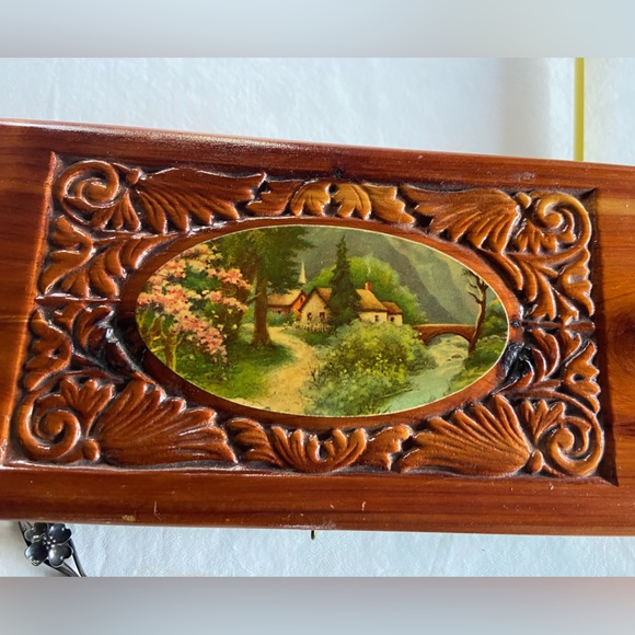 Vintage lot of 19 brooches and one handmade jewelry box - Picture 10 of 13